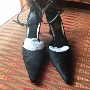 Black satin pointy heels in good condition,